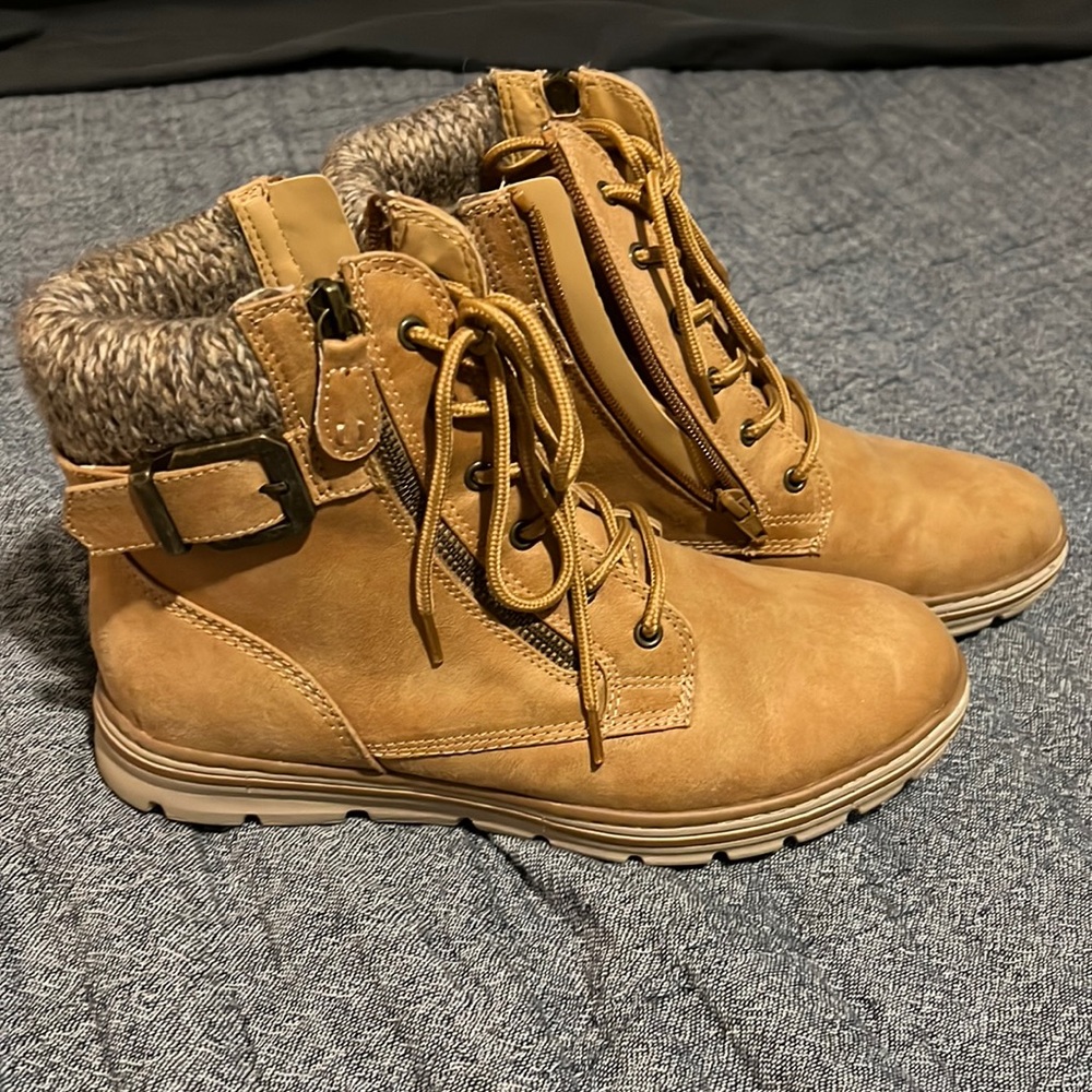 New never worn Cliffs Boot size 9
